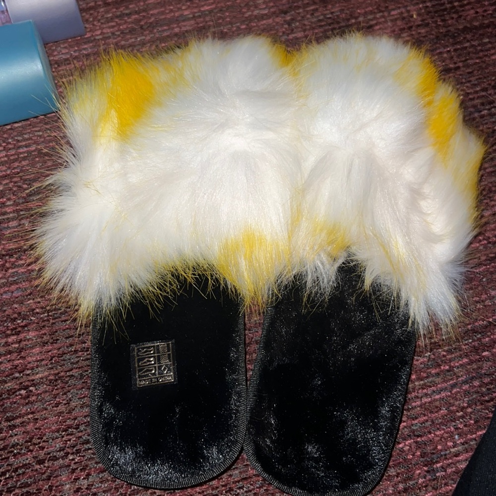 Shein white and yellow slippers *all 3 pair for 25*